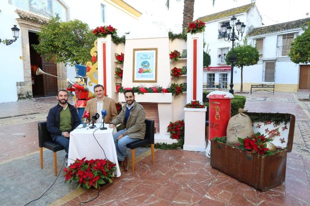 El concejal de Fiestas, Félix Romero, ayer, con sus colaboradores.