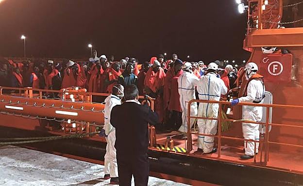 Llegada de los migrantes al Puerto de Málaga. 