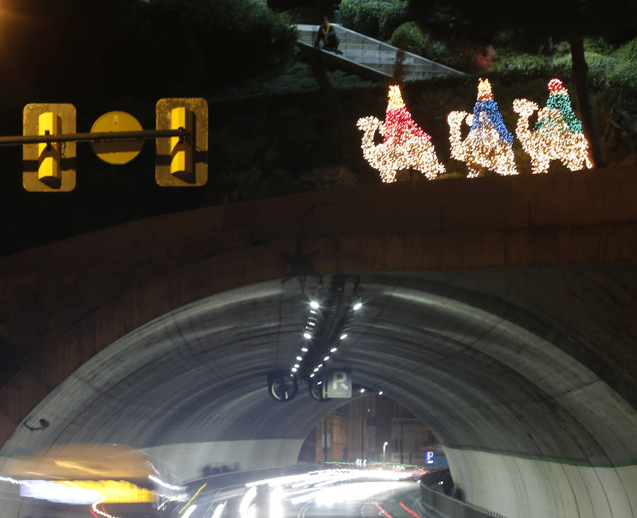 Las zonas emblemáticas de la ciudad se han iluminado este año con 2.062.104 puntos de luz leds de energía eficiente, una cifra algo superior a la del año pasado 