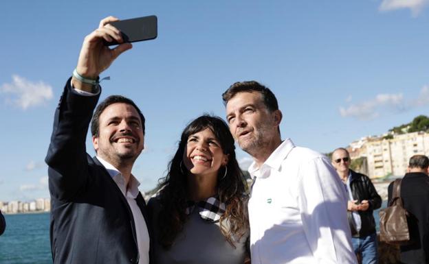 Alberto Garzón, Teresa Rodríguez y Antonio Maíllo, ayer en los Baños del Carmen.