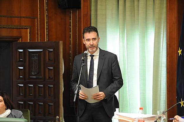 Álvaro Moreno, del AMPA La Florida, en su intervención. :: j-lanza