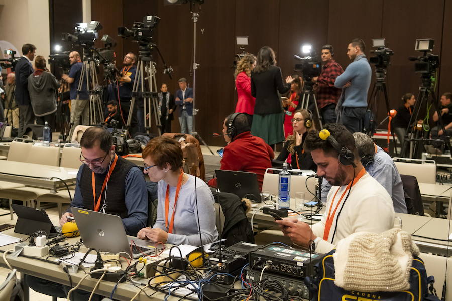 6,5 millones de electores deciden hoy sobre la resistencia del PSOE a 36 años de gobiernos y el reto de una derecha dividida a dar un vuelco histórico