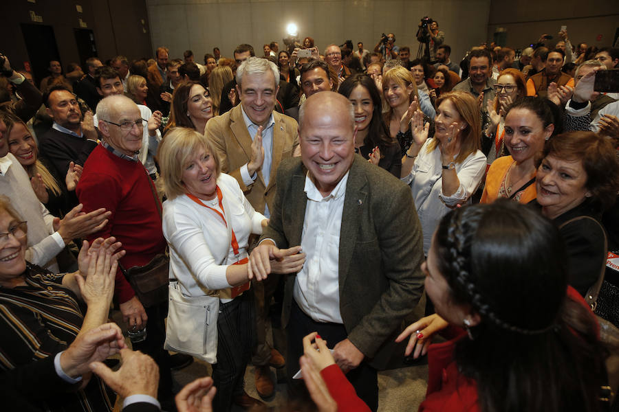 6,5 millones de electores deciden hoy sobre la resistencia del PSOE a 36 años de gobiernos y el reto de una derecha dividida a dar un vuelco histórico