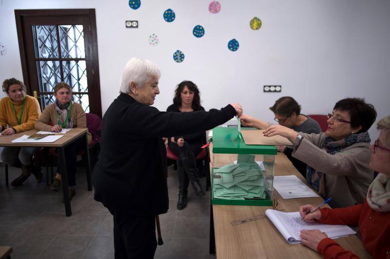 Una mujer deposita su voto en Carratraca.