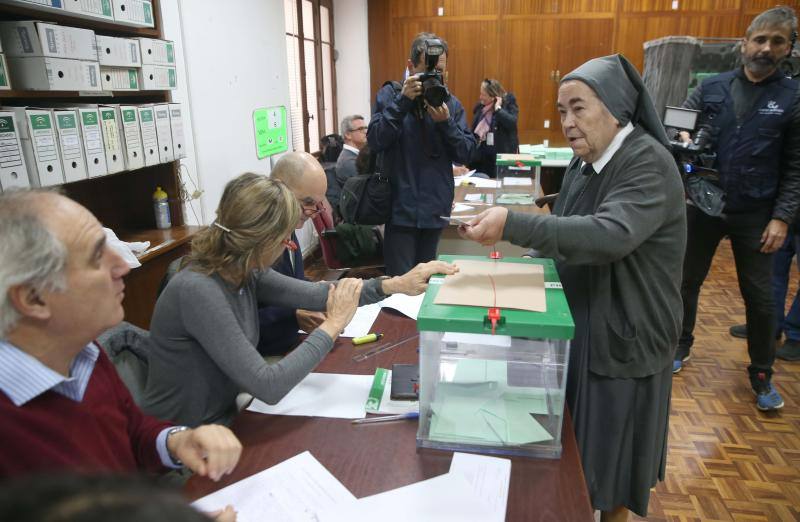 6,5 millones de electores deciden hoy sobre la resistencia del PSOE a 36 años de gobiernos y el reto de una derecha dividida a dar un vuelco histórico