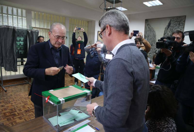 El alcalde de Málaga, Francisco de la Torres, vota en el Palacio de la Tinta