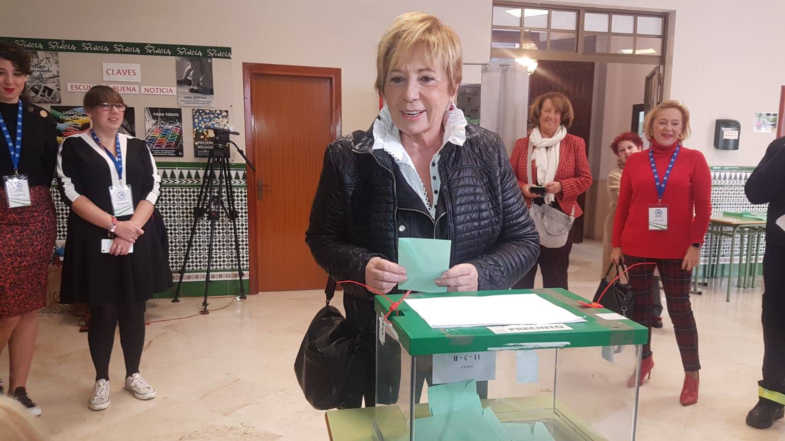 6,5 millones de electores deciden hoy sobre la resistencia del PSOE a 36 años de gobiernos y el reto de una derecha dividida a dar un vuelco histórico. Celia Villalobos (PP), votando.