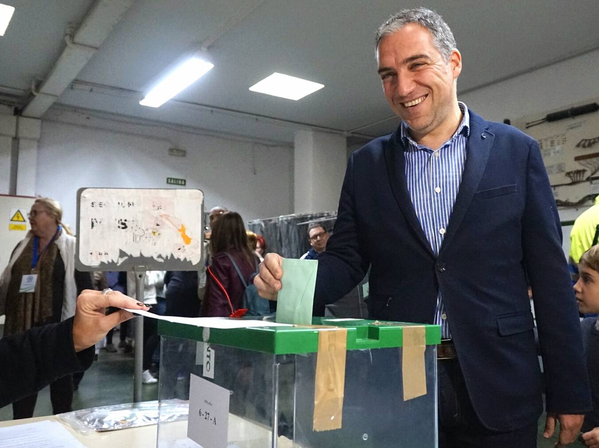 El presidente del PP de Málaga y coordinador de la campaña electoral del PP andaluz , Elías bendodo, acude a votar en las Escuelas Ave María en Málaga.