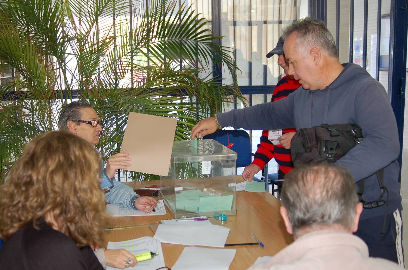 6,5 millones de electores deciden hoy sobre la resistencia del PSOE a 36 años de gobiernos y el reto de una derecha dividida a dar un vuelco histórico