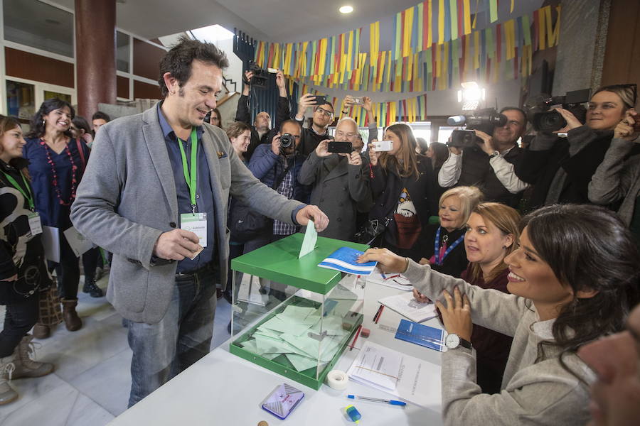 José María González "Kichi", alcalde de Cádiz, votando en la capital andaluza.