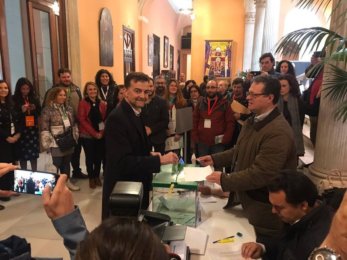 El candidato de Adelante Andalucía a la Vicepresidencia de la Junta de Andalucía, Antonio Maíllo, votando en Sevilla