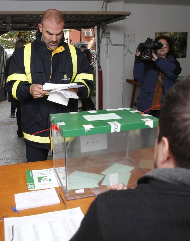 6,5 millones de electores deciden hoy sobre la resistencia del PSOE a 36 años de gobiernos y el reto de una derecha dividida a dar un vuelco histórico