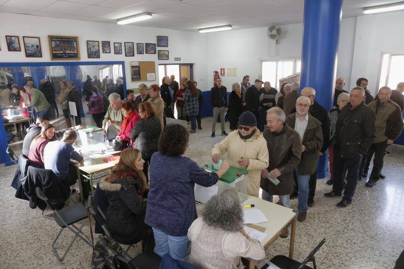 6,5 millones de electores deciden hoy sobre la resistencia del PSOE a 36 años de gobiernos y el reto de una derecha dividida a dar un vuelco histórico