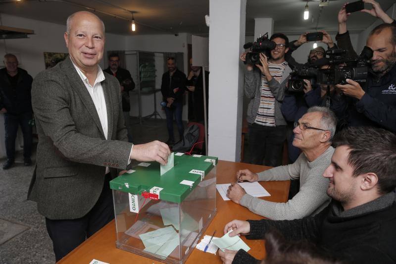 El cabeza de lista de Ciudadanos por Málaga, Javier Imbroda, acude a votar en la Asociación de Vecinos de San José, en la calle Oropesa de la capital .