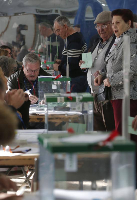 6,5 millones de electores deciden hoy sobre la resistencia del PSOE a 36 años de gobiernos y el reto de una derecha dividida a dar un vuelco histórico