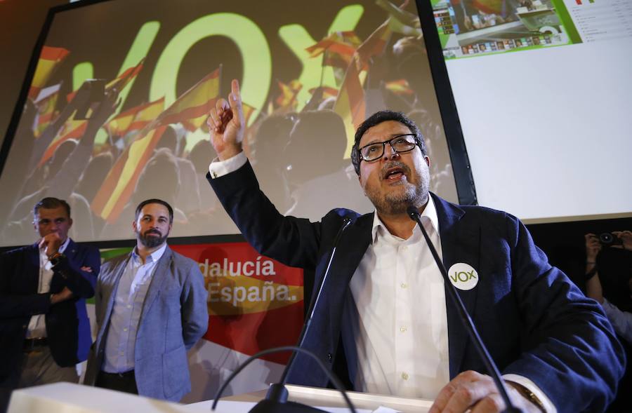 6,5 millones de electores deciden hoy sobre la resistencia del PSOE a 36 años de gobiernos y el reto de una derecha dividida a dar un vuelco histórico