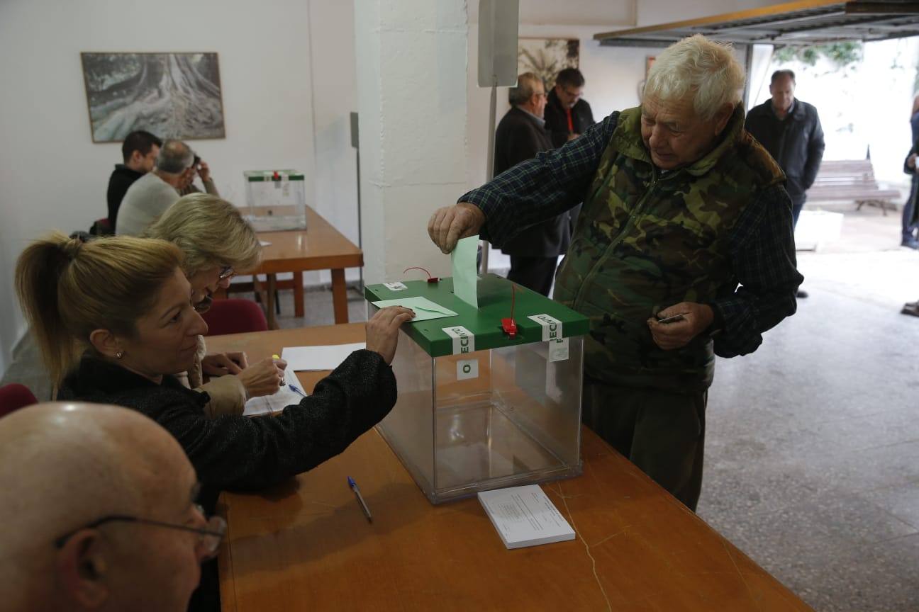 6,5 millones de electores deciden hoy sobre la resistencia del PSOE a 36 años de gobiernos y el reto de una derecha dividida a dar un vuelco histórico