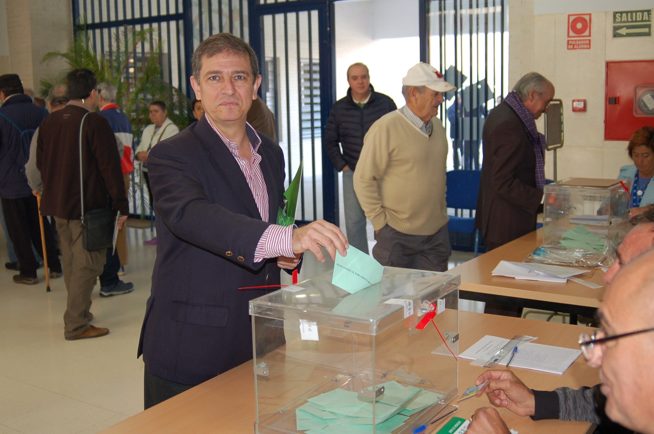 El cabeza de lista de VOX por #Málaga, Eugenio Moltó, ha ejercido su derecho al voto en Estepona.