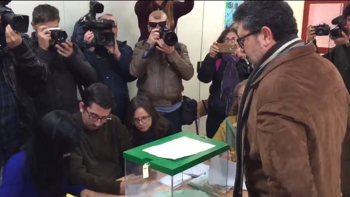 El candidato de Vox a la presidencia de la Junta, Francisco Serrano, ha sido el más madrugador de los líderes en votar. Lo ha hecho en Sevilla 