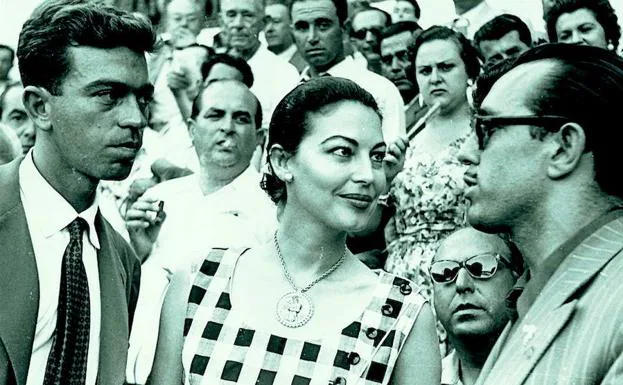 1955. Jorge Fiestas, Ava Gardner y Matías Prats, en La Malagueta.