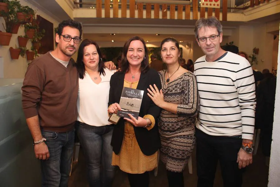 El restaurante Alea acoge la presentación de un libro de Andrés Olivares escrito por Espíritu González. En la foto, Belén Gaspar, con padres de la Fundación Andrés Olivares. 