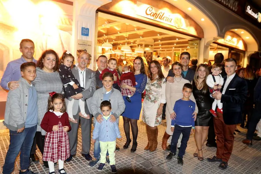 La Canasta celebra la inauguración de su sede en Imperio Argentina. En la foto, las familias Cárdenas y Ramos posan en una foto de grupo durante la inauguración de La Canasta.