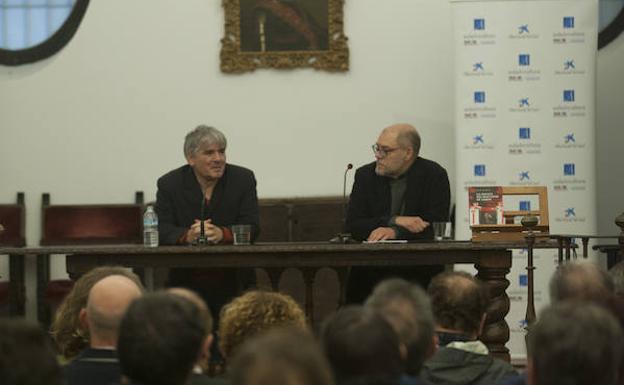 Juan Bonilla y Pablo Aranda, ayer, en el acto del Aula de SUR. 