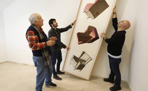 Cristóbal Toral supervisa el montaje de la exposición que mañana presentará en el Museo de la Ciudad de Antequera. 