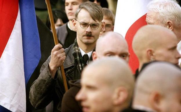Miembros de una organización nazi, durante una marcha en Berlín. :: Arnd Wiegmann. reuters 