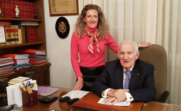 Antonio Coarasa posa junto a su hija Mayte en su despacho, regentado en la actualidad por ella junto a su marido.