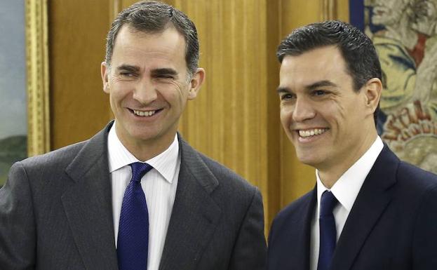 Felipe VI (i) y Pedro Sánchez. 