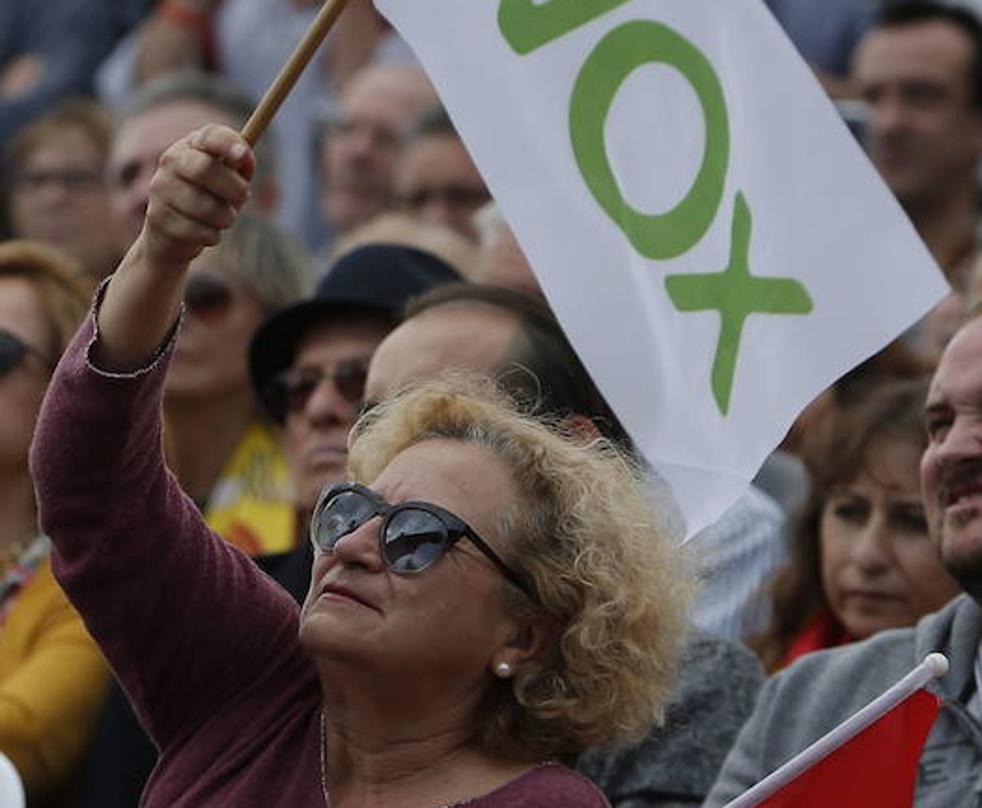 Una participante en el mitin de Vox en la plaza de la Marina el 17 de noviembre.