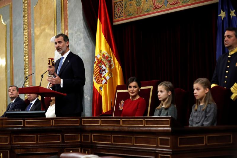 Los Reyes presiden el acto al que también asisten sus hijas, la Princesa Leonor y la infanta Sofía, y los Reyes eméritos, don Juan Carlos I y doña Sofía