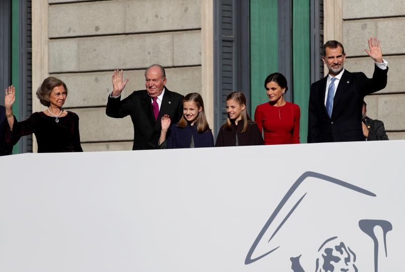 Los Reyes presiden el acto al que también asisten sus hijas, la Princesa Leonor y la infanta Sofía, y los Reyes eméritos, don Juan Carlos y doña Sofía