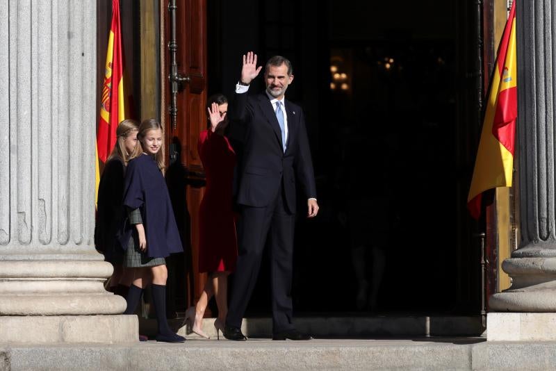 Los Reyes presiden el acto al que también asisten sus hijas, la Princesa Leonor y la infanta Sofía, y los Reyes eméritos, don Juan Carlos y doña Sofía