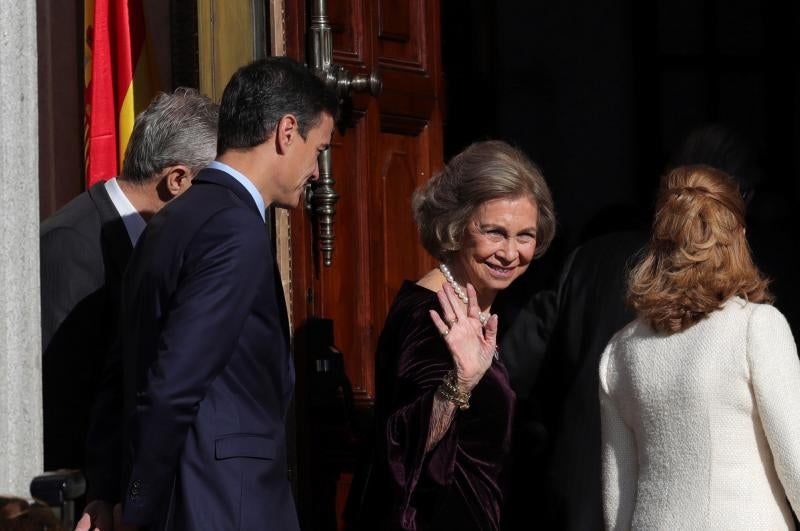 Los Reyes presiden el acto al que también asisten sus hijas, la Princesa Leonor y la infanta Sofía, y los Reyes eméritos, don Juan Carlos y doña Sofía