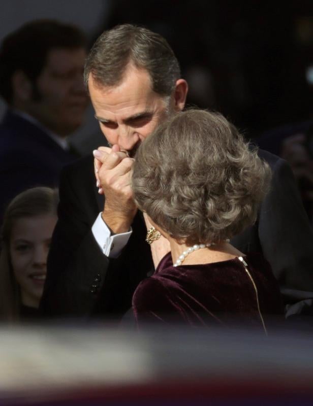 Los Reyes presiden el acto al que también asisten sus hijas, la Princesa Leonor y la infanta Sofía, y los Reyes eméritos, don Juan Carlos y doña Sofía