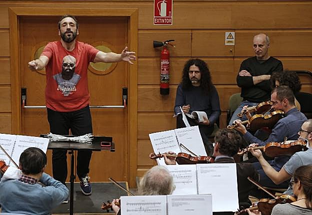 Zapata, ayer en el ensayo con los músicos de la Filarmónica de Málaga. 