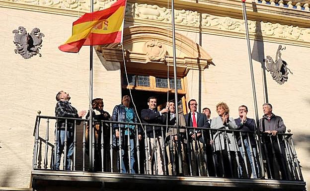 Juanma Moreno, durante su visita a Ayamonte con motivo del Día de la Constitución. 