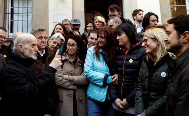 El fraile Joan Botam (i) da la bienvenida a los consellers Damià Calvet (d), Elsa Artadi (2d) y Laura Borràs (c), entre los diputados soberanistas del Parlament y activistas que hoy han iiniciiado un ayuno de 24 horas.
