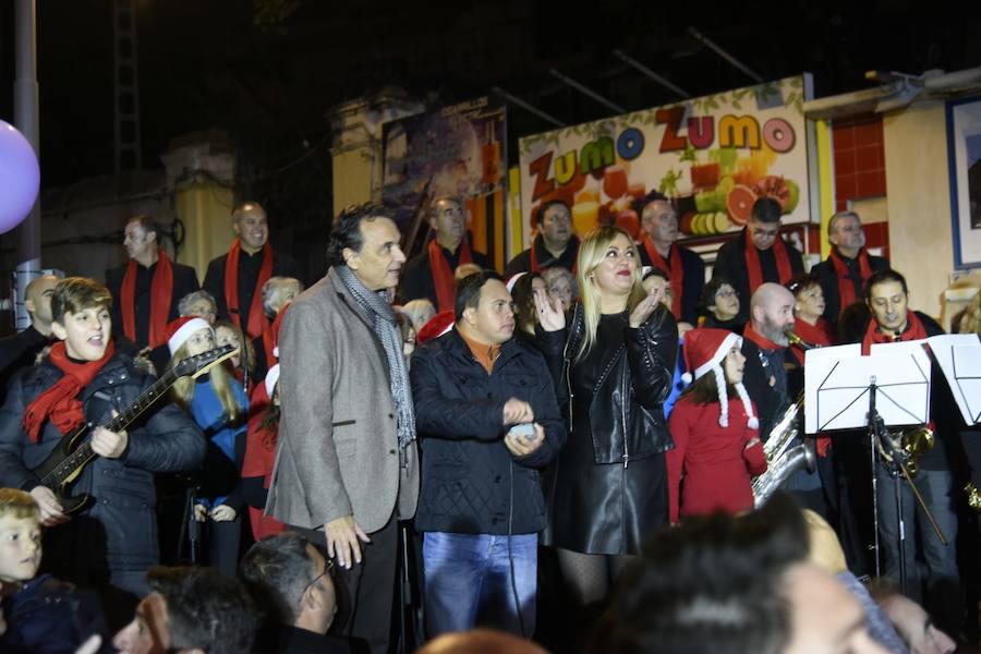 Torremolinos ha inaugurado el alumbrado de Navidad, que ilumina la nueva plaza Costa del Sol ya peatonalizada.