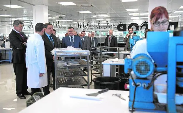 El laboratorio, que ha inaugurado el ministro Luis Planas, está dotado de la última tecnología y permite a Dcoop crear un departamento de I+D+i.