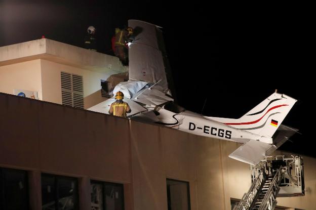 Imagen de la avioneta estrellada en lo alto de un edificio. :: alejandro garcía / efe