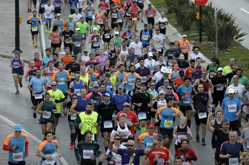 Unos 5.000 corredores participan en la novena edición de esta competición que este año tiene como novedad una prueba de 21 kilómetros