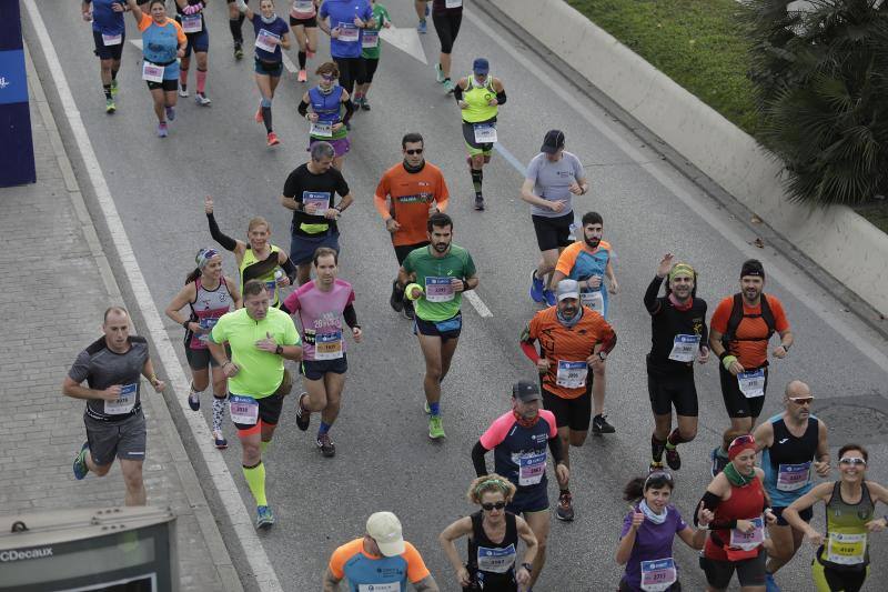 Unos 5.000 corredores participan en la novena edición de esta competición que este año tiene como novedad una prueba de 21 kilómetros