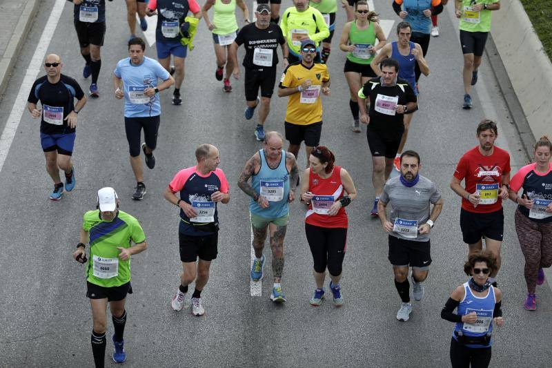 Unos 5.000 corredores participan en la novena edición de esta competición que este año tiene como novedad una prueba de 21 kilómetros