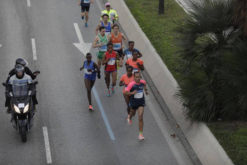 Unos 5.000 corredores participan en la novena edición de esta competición que este año tiene como novedad una prueba de 21 kilómetros