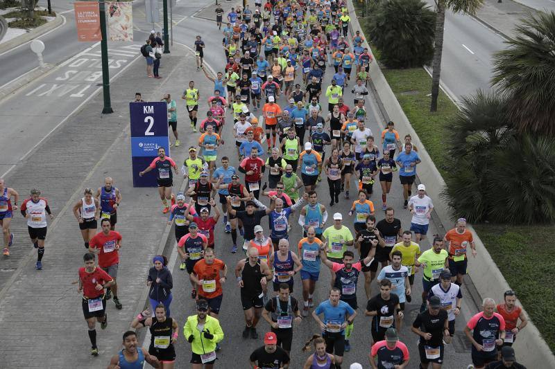 Unos 5.000 corredores participan en la novena edición de esta competición que este año tiene como novedad una prueba de 21 kilómetros