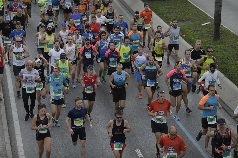 Unos 5.000 corredores participan en la novena edición de esta competición que este año tiene como novedad una prueba de 21 kilómetros