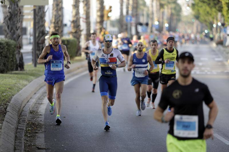 Unos 5.000 corredores participan en la novena edición de esta competición que este año tiene como novedad una prueba de 21 kilómetros